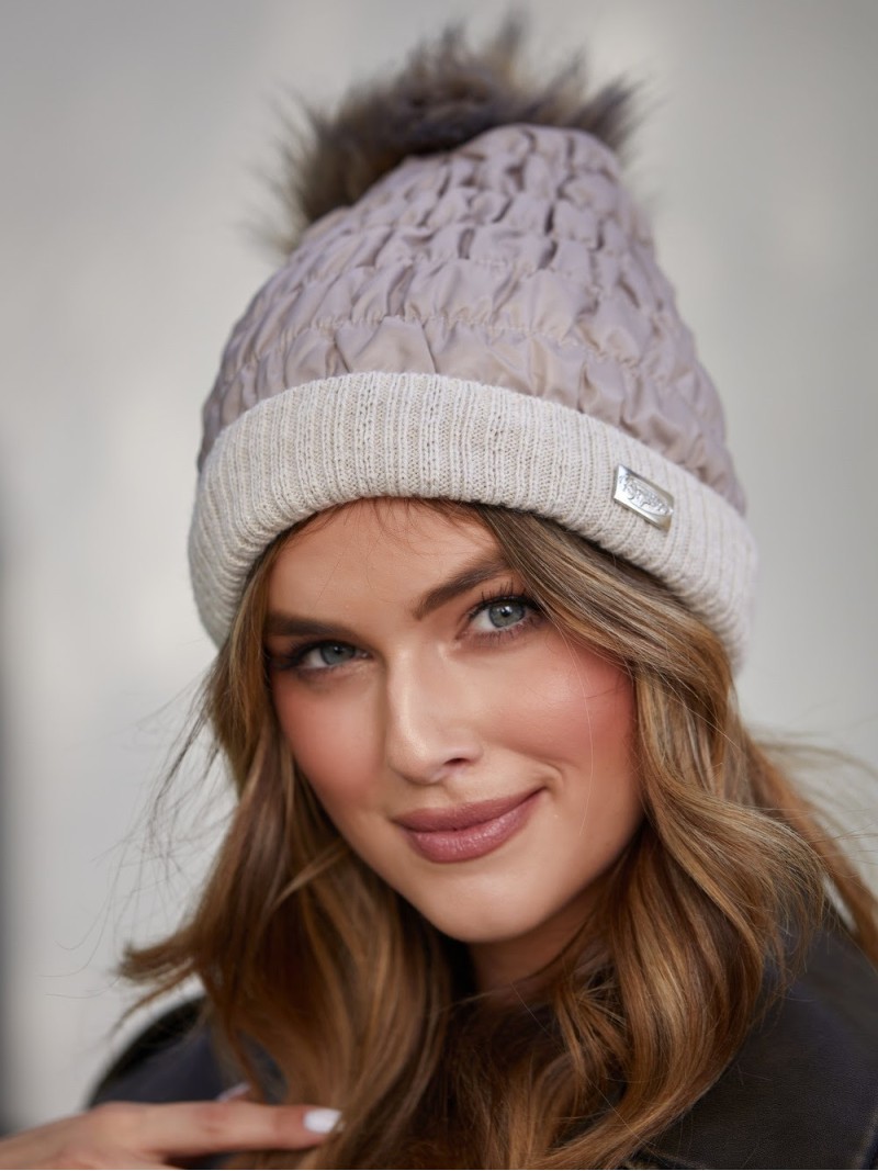 Wintermütze aus Baumwolle mit Bommel, beige C31 - Online-Shop - Boutique